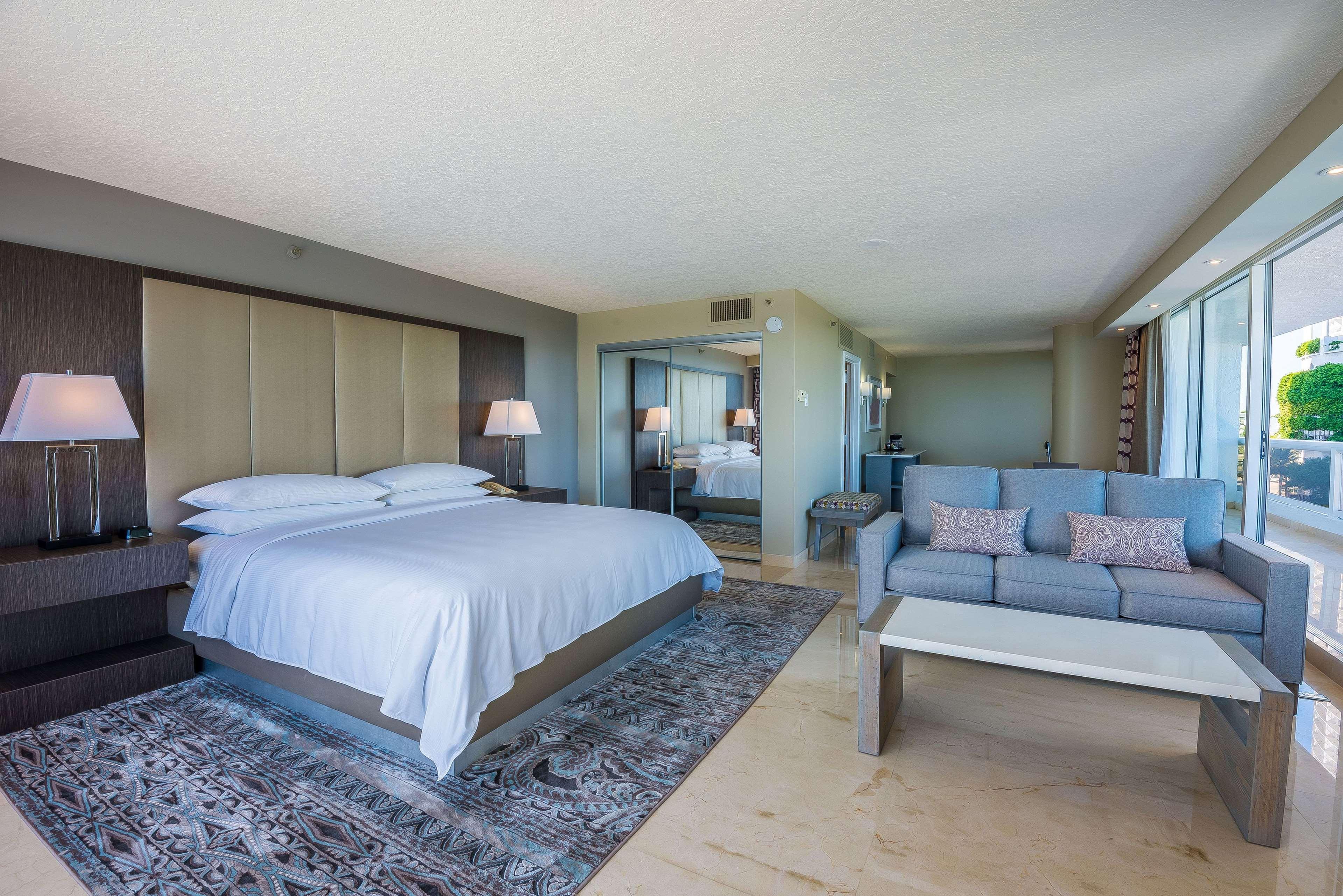 Doubletree By Hilton Grand Hotel Biscayne Bay Miami Exterior foto