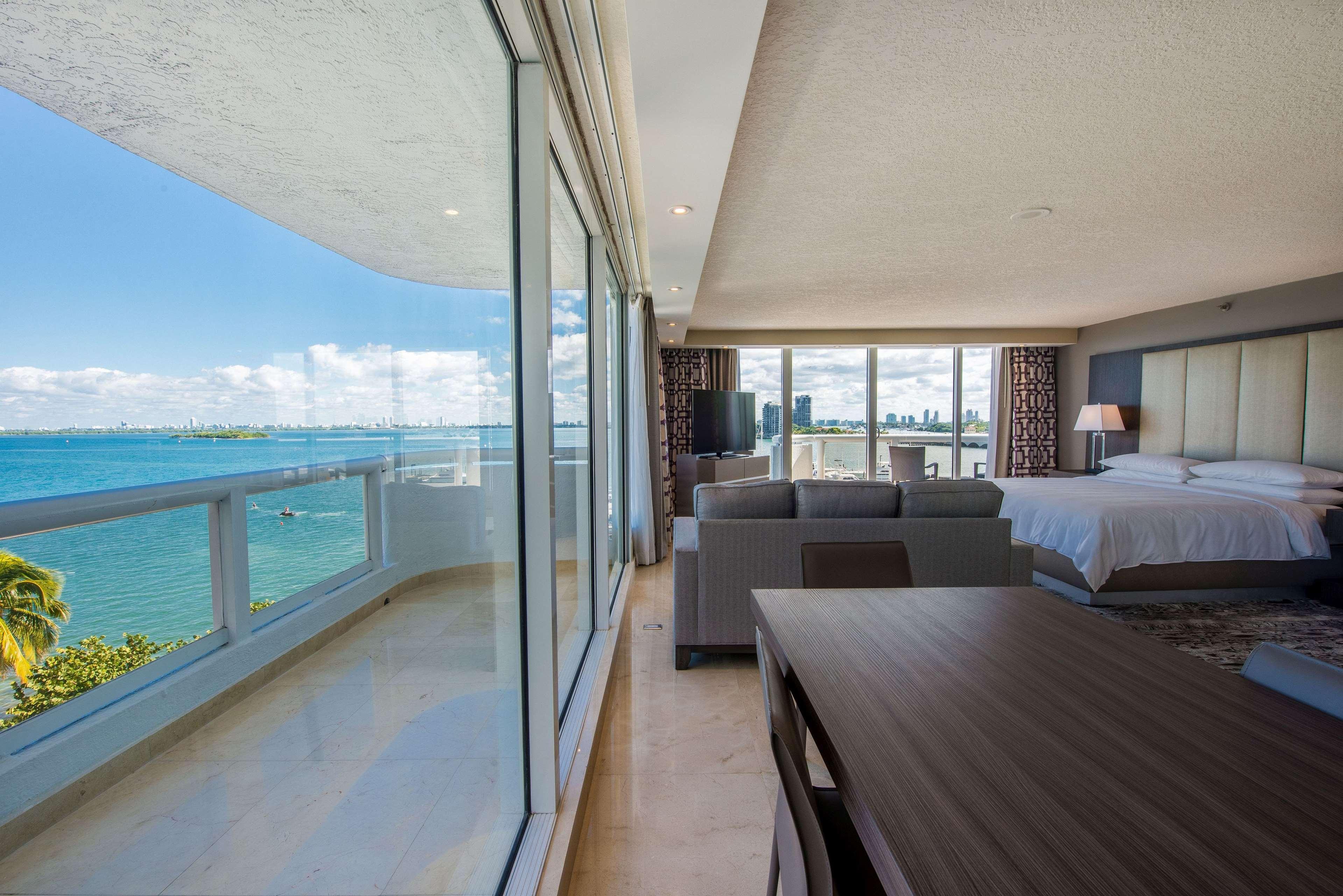 Doubletree By Hilton Grand Hotel Biscayne Bay Miami Exterior foto