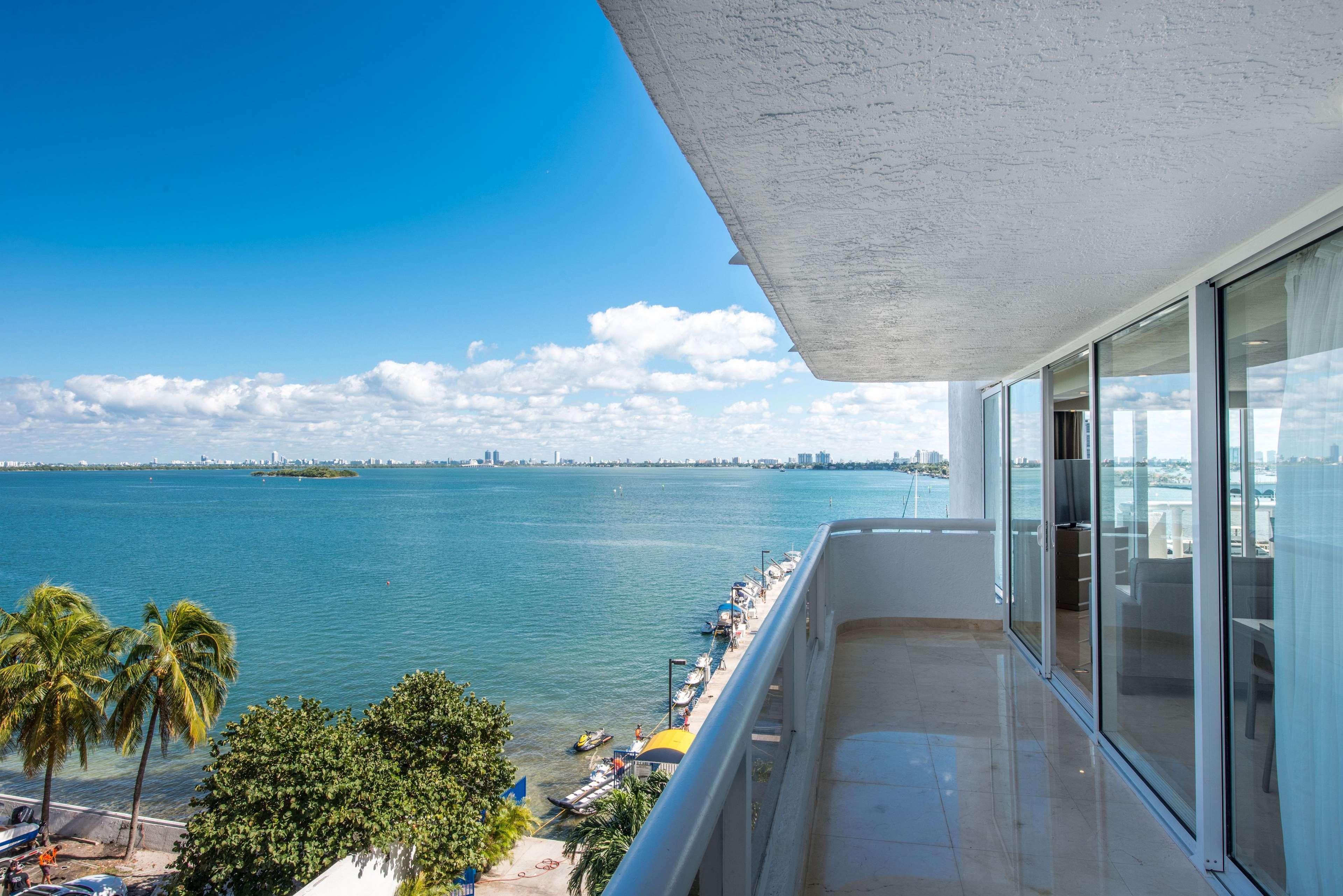 Doubletree By Hilton Grand Hotel Biscayne Bay Miami Exterior foto