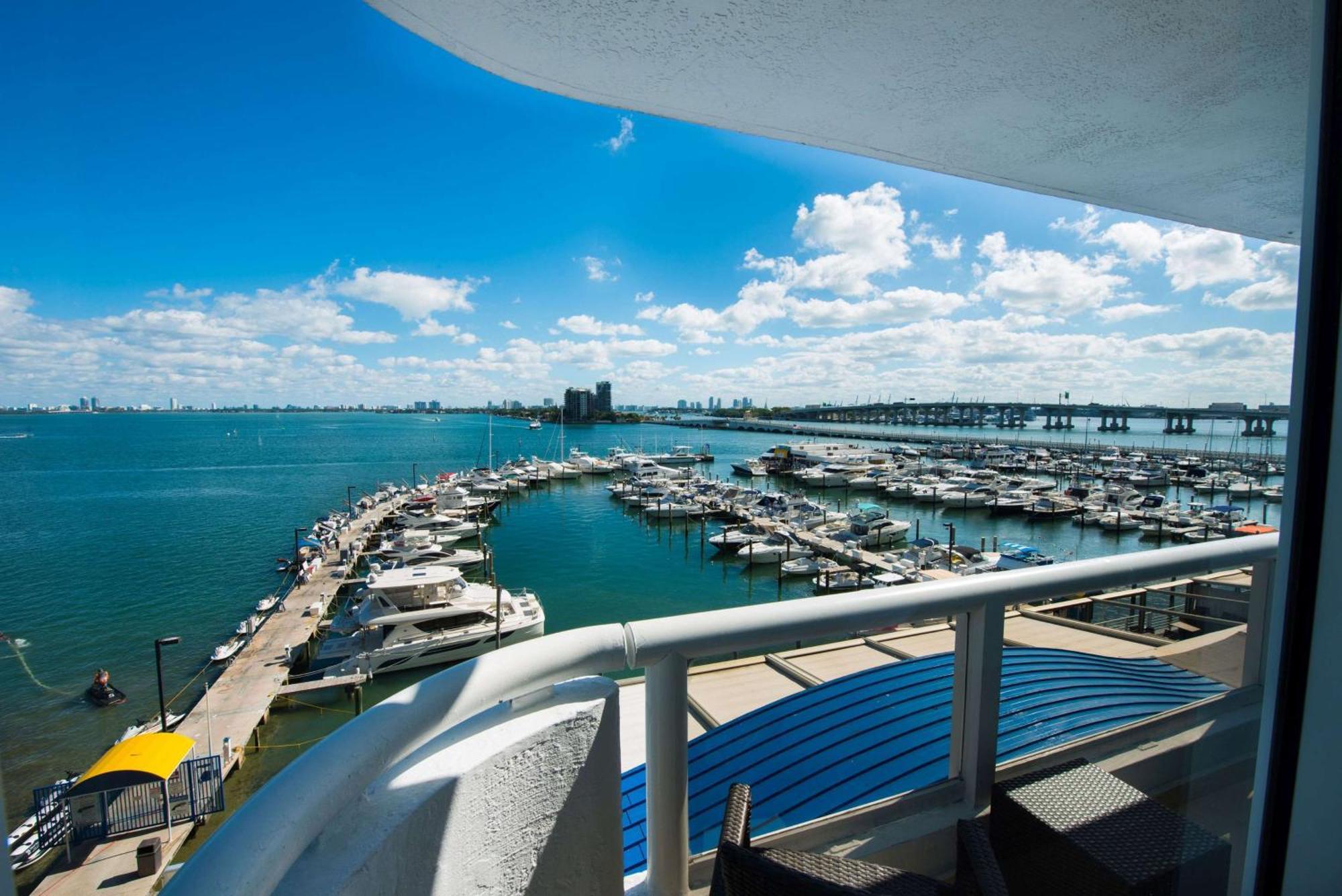 Doubletree By Hilton Grand Hotel Biscayne Bay Miami Exterior foto