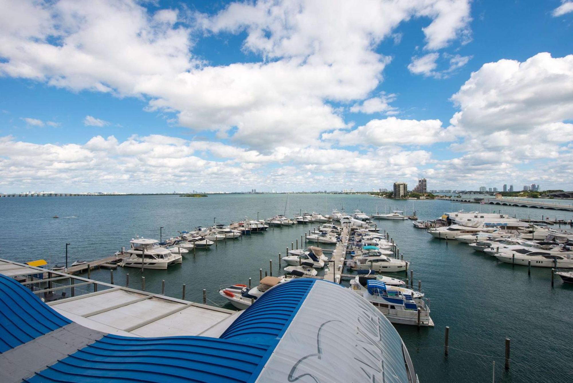 Doubletree By Hilton Grand Hotel Biscayne Bay Miami Exterior foto