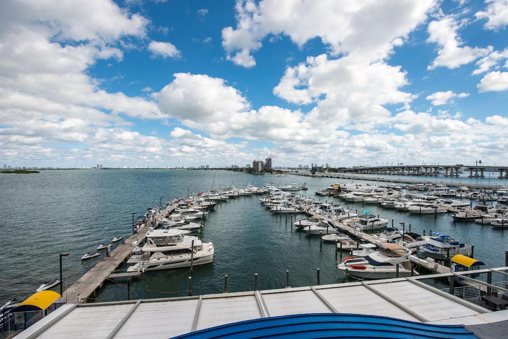 Doubletree By Hilton Grand Hotel Biscayne Bay Miami Exterior foto