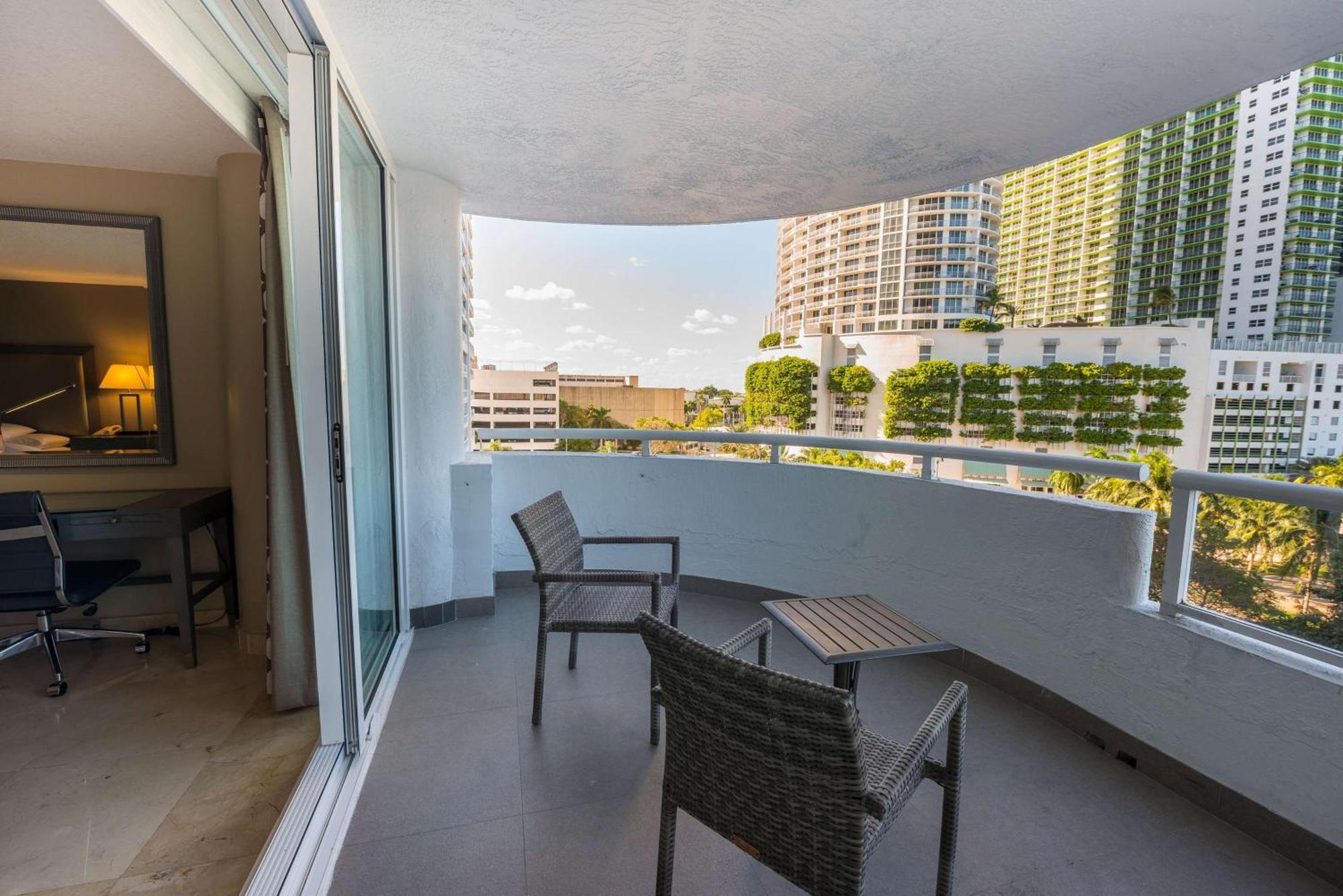 Doubletree By Hilton Grand Hotel Biscayne Bay Miami Exterior foto
