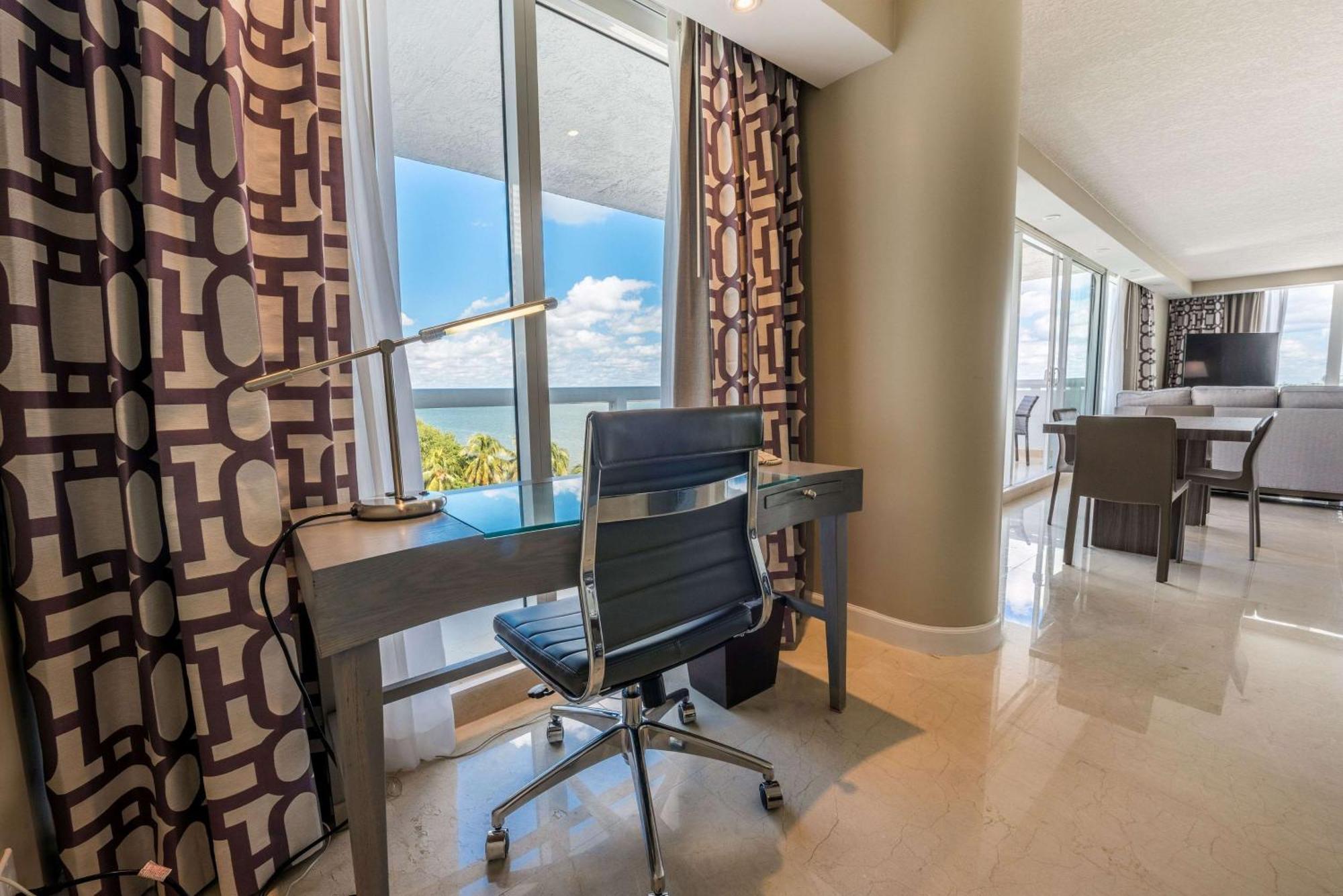 Doubletree By Hilton Grand Hotel Biscayne Bay Miami Exterior foto