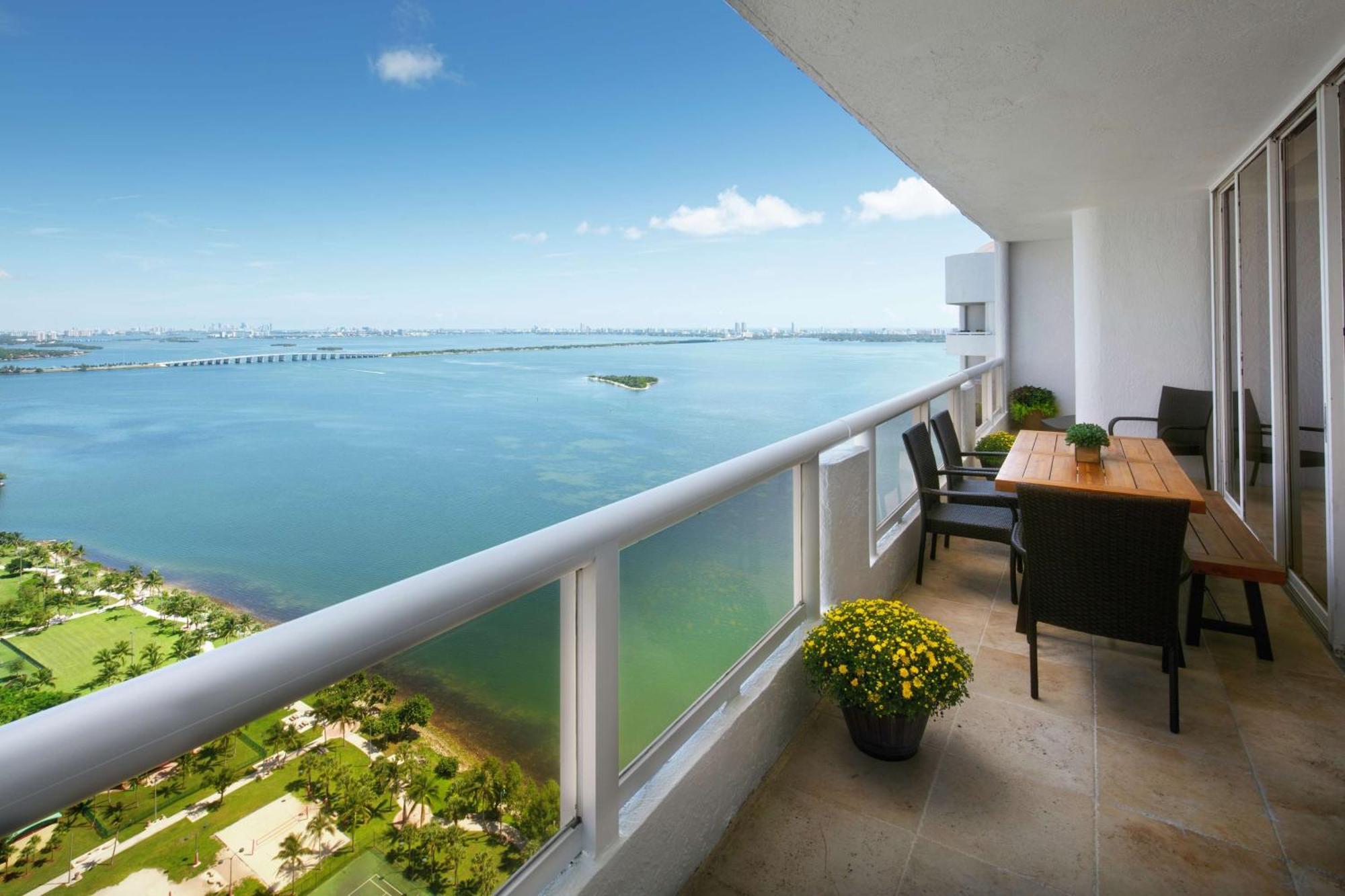 Doubletree By Hilton Grand Hotel Biscayne Bay Miami Exterior foto