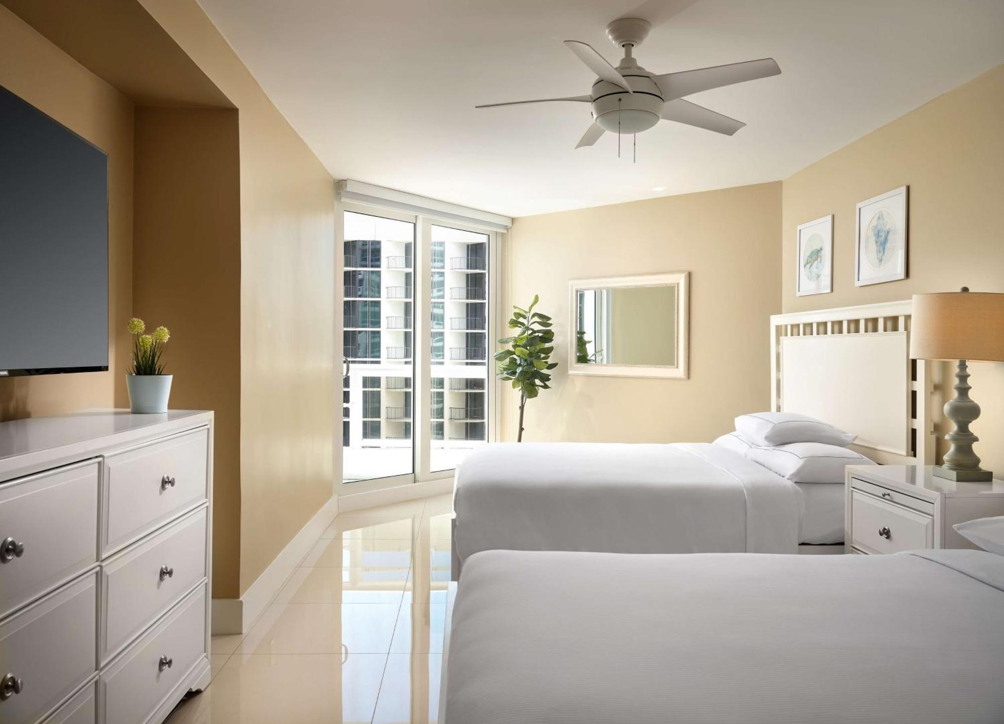 Doubletree By Hilton Grand Hotel Biscayne Bay Miami Exterior foto