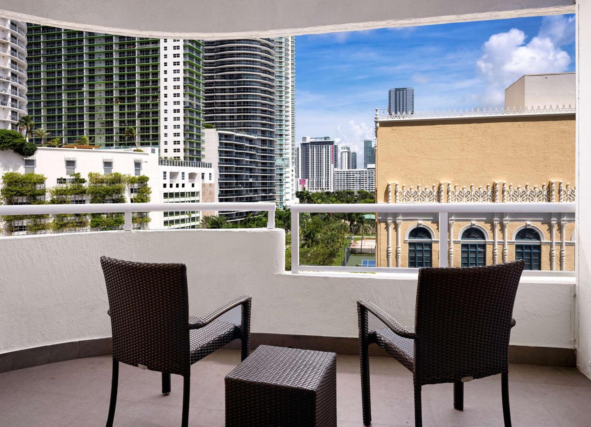 Doubletree By Hilton Grand Hotel Biscayne Bay Miami Exterior foto