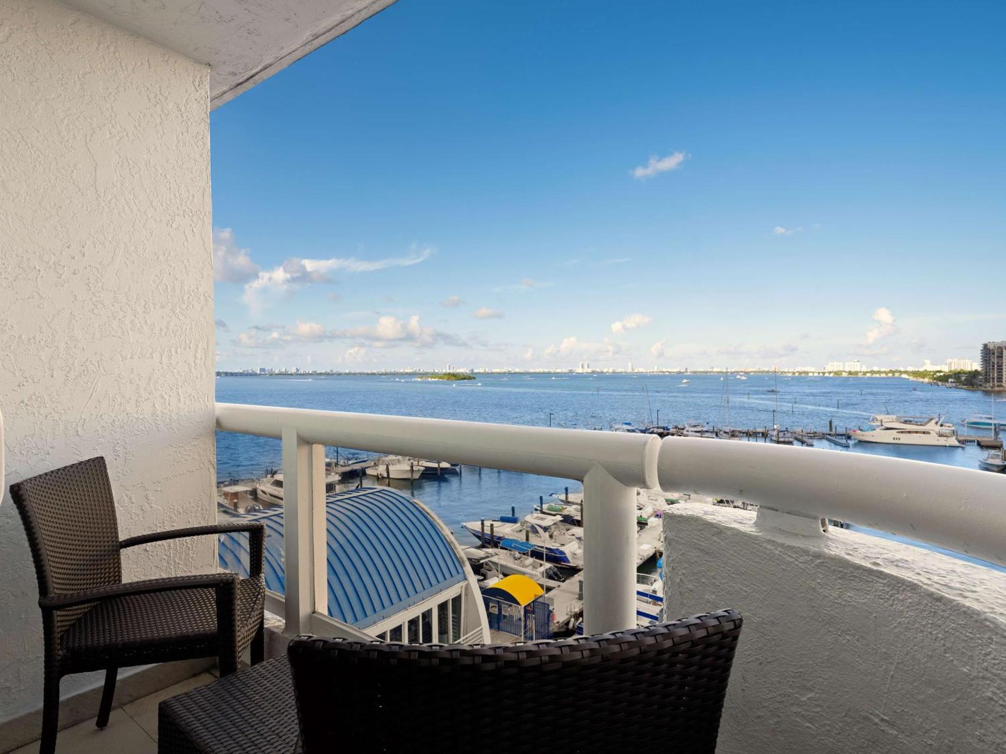 Doubletree By Hilton Grand Hotel Biscayne Bay Miami Exterior foto