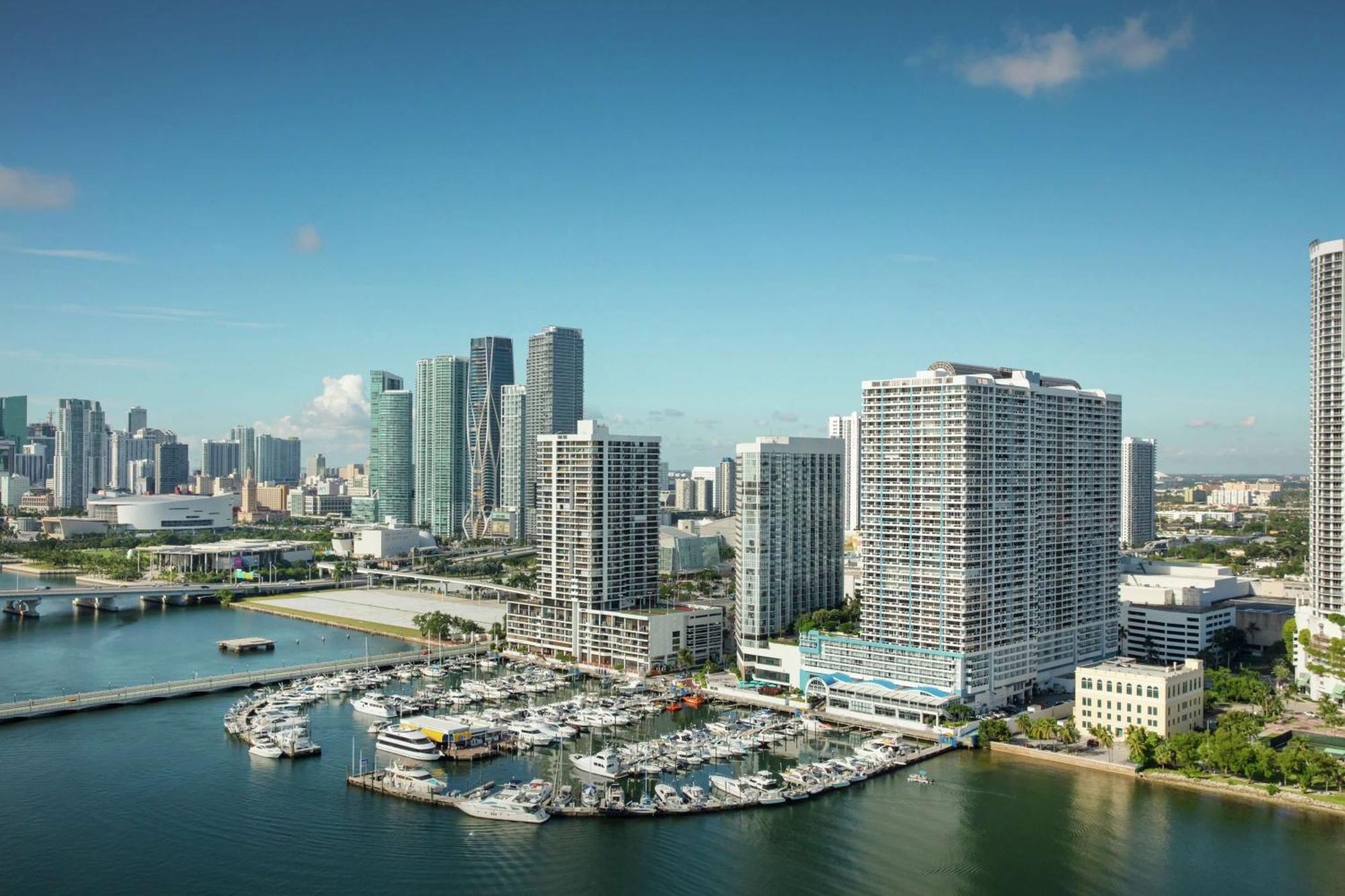 Doubletree By Hilton Grand Hotel Biscayne Bay Miami Exterior foto