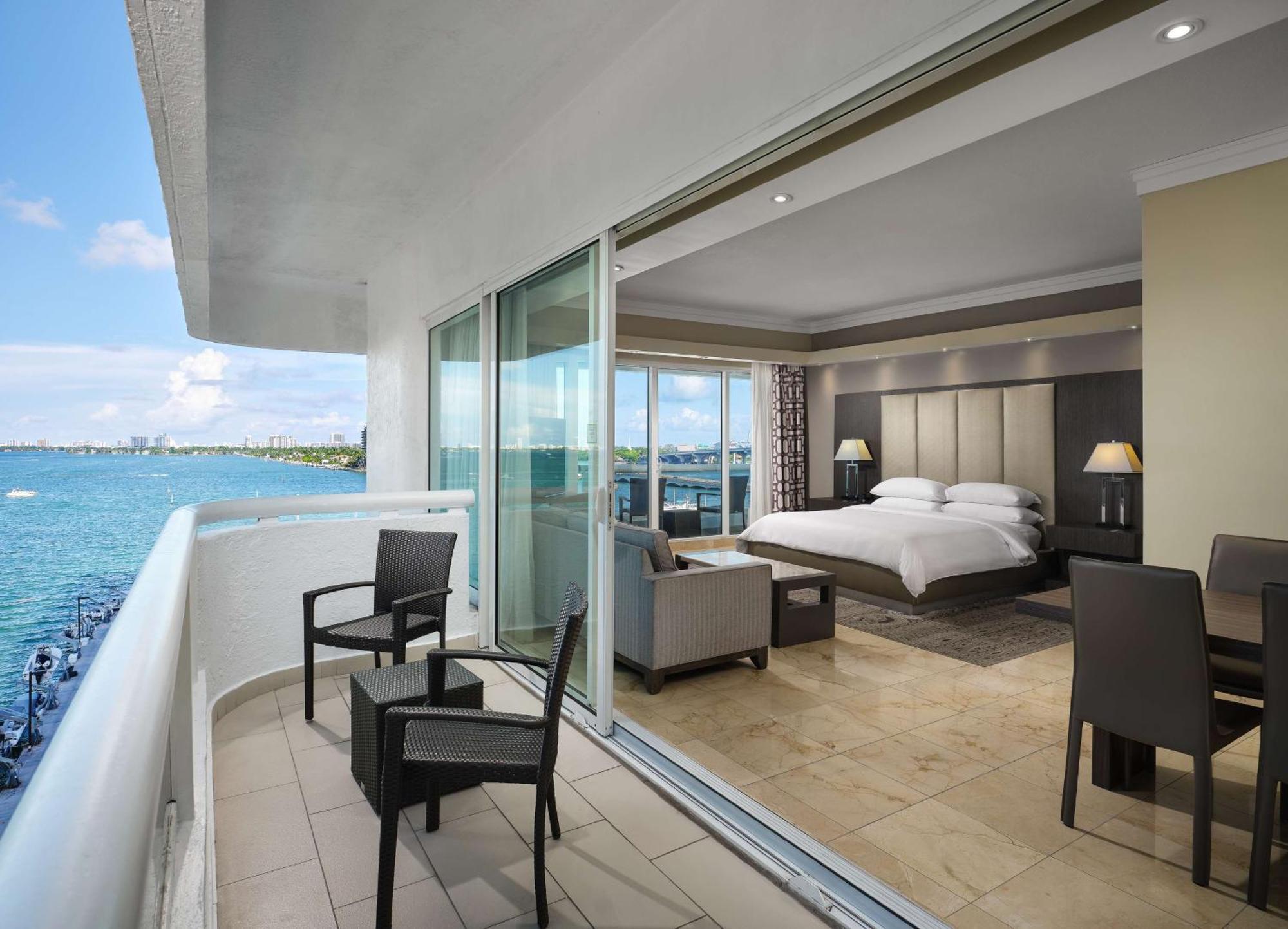 Doubletree By Hilton Grand Hotel Biscayne Bay Miami Exterior foto