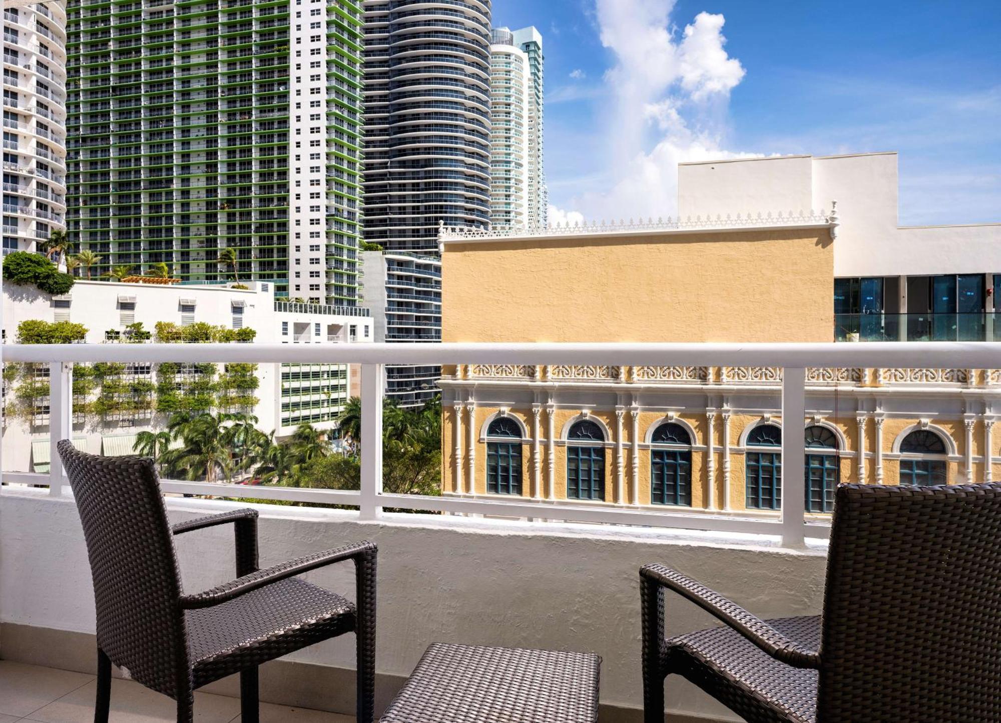 Doubletree By Hilton Grand Hotel Biscayne Bay Miami Exterior foto
