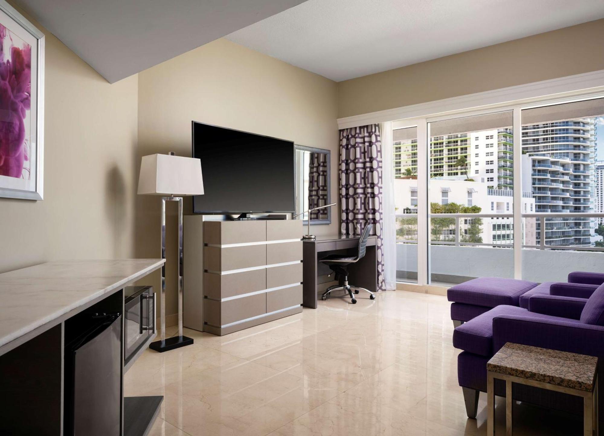 Doubletree By Hilton Grand Hotel Biscayne Bay Miami Exterior foto